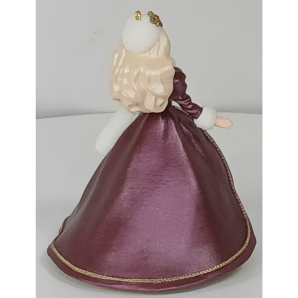 1996 Hallmark Holiday Barbie Collector's Series Ornament - Picture 5 of 8